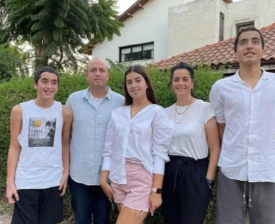 (왼쪽부터) 이프타흐(15), 아비브(54), 로템(19), 리브낫(54), 요나단(17) 쿠츠 이스라엘 일가족 5명. (사진=타임스오브이스라엘 캡처)